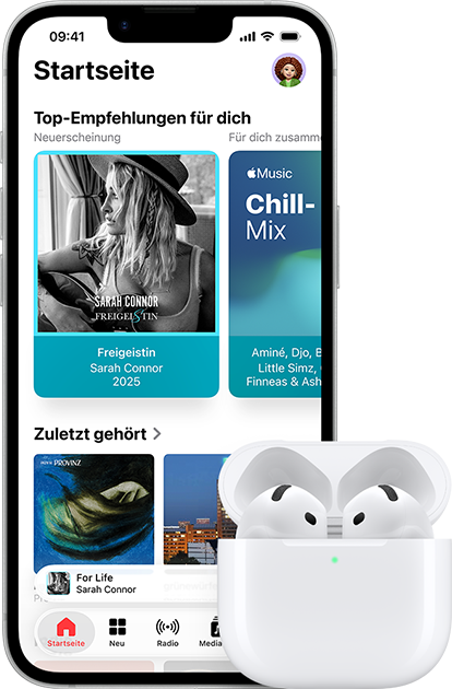 iPhone 17e, Vorderseite, Apple Music App mit geöffnetem Homescreen, neben AirPods Pro 3 im geöffneten MagSafe Ladecase
