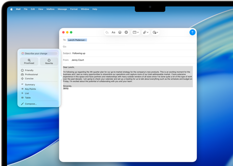 Ein MacBook Air Display zeigt, wie die Apple Intelligence Schreibtools eine E‑Mail verfassen