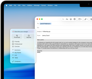 Ein MacBook Air Display zeigt, wie die Apple Intelligence Schreibtools eine E‑Mail verfassen