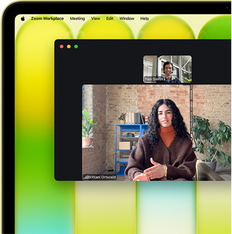 MacBook Neo, Farbe Zitrus, Videoanruf auf dem Display, das Feature Automatische Ausrichtung hält die Person in der Mitte des Bildes