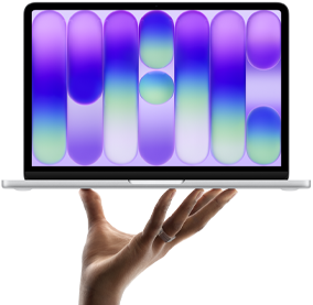 Ein MacBook Neo in der Farbe Silber wird auf den Fingerspitzen einer geöffneten Hand balanciert, das Display zeigt ein farbiges, abstraktes Muster